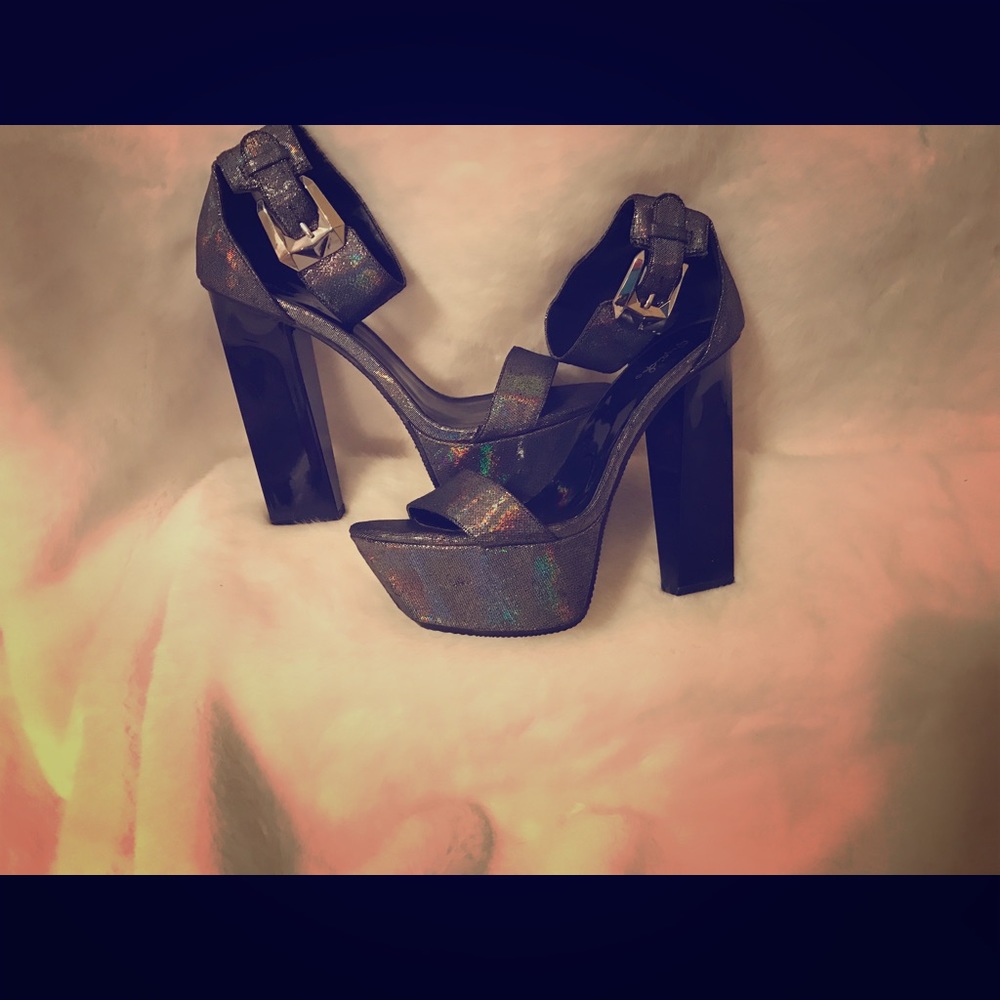 Qupid Metallic Platform